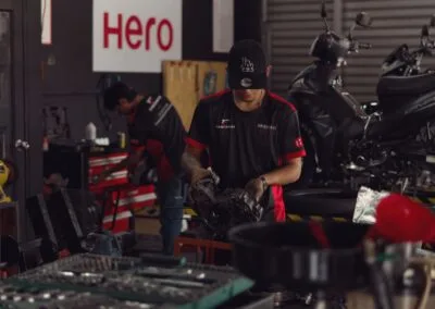 Mecánico de Toches Motos revisando el motor de una moto Hero