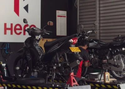 Motocicleta Hero en reparación dentro del taller autorizado Toches Motos