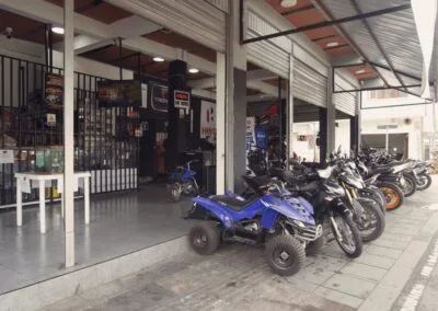 Sala de exhibición de Toches Motos con motos y cuatrimotos